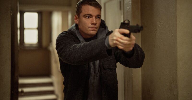 The Night Agent sufre el mayor descenso de audiencia pero recupera calidad en su tercera temporada