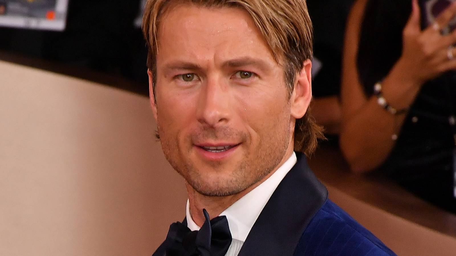 Glen Powell at the Golden Globes