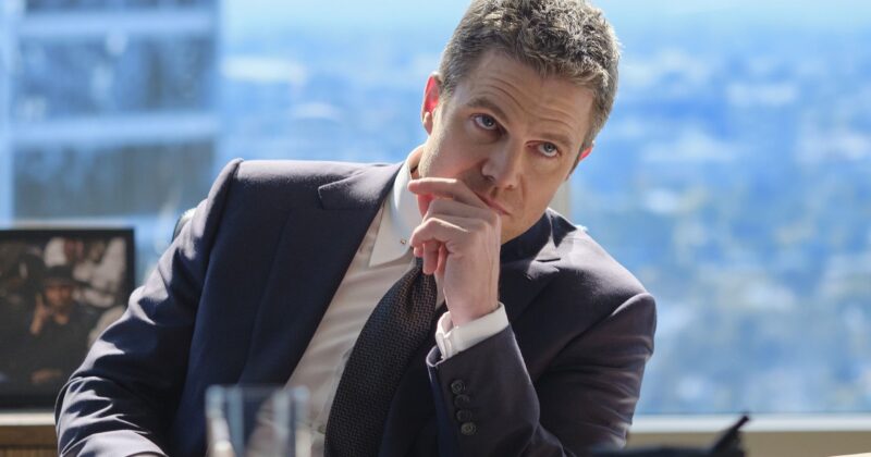 Stephen Amell Revives Baywatch: FOX Kicks Off Filming of the Cult Series Reboot at Venice Beach