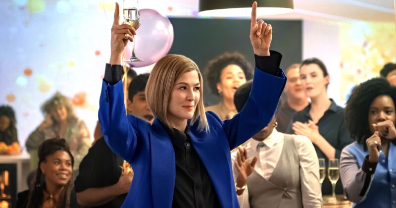 Ladies First: El remake de Netflix que reinventa el mundo invertido con Rosamund Pike y Sacha Baron Cohen