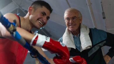 Pierce Brosnan y la historia real de un boxeador en el emocionante clip de Giant