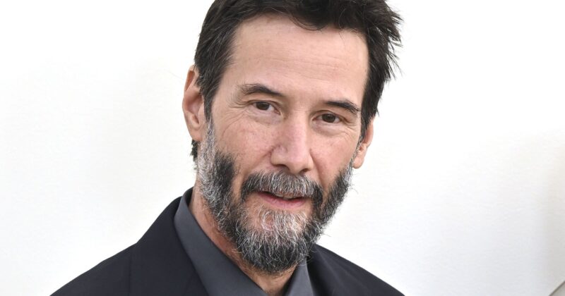Keanu Reeves Impone su Nueva Comedia Negra en Apple TV+ a Pesar de las Críticas Adversas