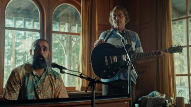 Mads Mikkelsen se transforma en John Lennon en una escena exclusiva de The Last Viking