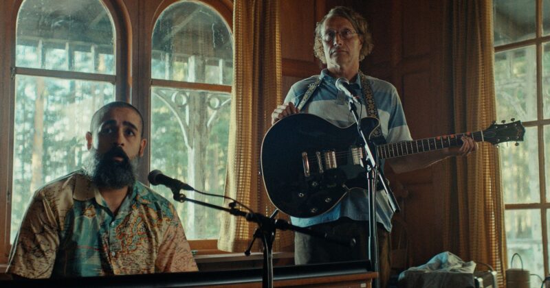Mads Mikkelsen se transforma en John Lennon en una escena exclusiva de The Last Viking