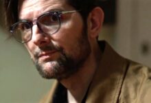 Adam Scott Regresa Sorprendiendo Como Villano en la Nueva Cenicienta del Horror Folk "Hokum"