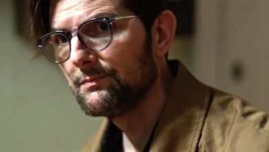 Adam Scott Regresa Sorprendiendo Como Villano en la Nueva Cenicienta del Horror Folk "Hokum"