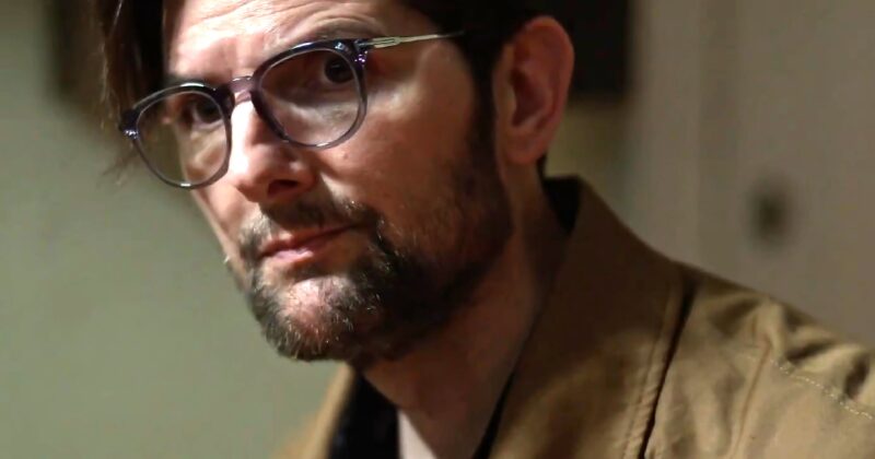 Adam Scott Regresa Sorprendiendo Como Villano en la Nueva Cenicienta del Horror Folk "Hokum"