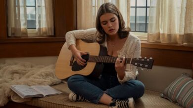 Descubre la banda sonora completa de Off Campus temporada 1: canciones y momentos clave