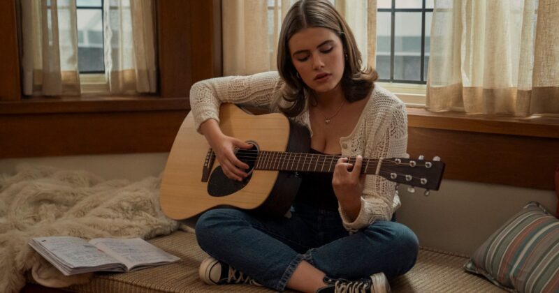 Descubre la banda sonora completa de Off Campus temporada 1: canciones y momentos clave