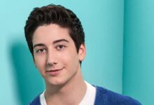 Milo Manheim encarna el icónico gesto de Flynn Rider para el remake live-action de Enredados