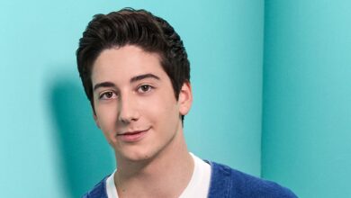 Milo Manheim encarna el icónico gesto de Flynn Rider para el remake live-action de Enredados