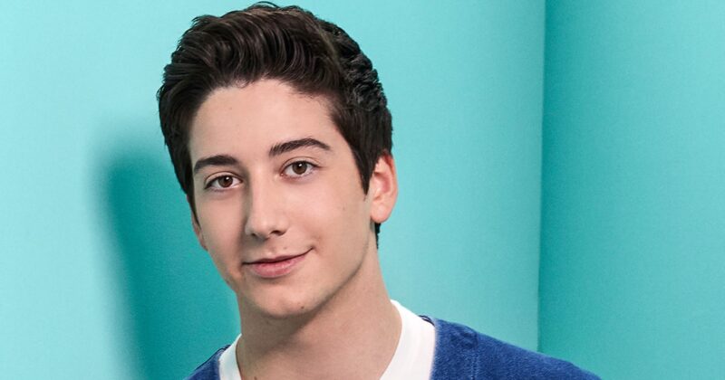 Milo Manheim encarna el icónico gesto de Flynn Rider para el remake live-action de Enredados