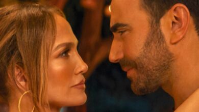 Jennifer Lopez y Brett Goldstein protagonizan una divertida y atrevida comedia romántica en Netflix