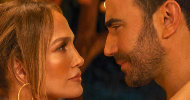 Jennifer Lopez y Brett Goldstein protagonizan una divertida y atrevida comedia romántica en Netflix