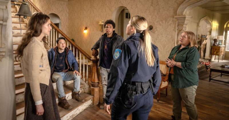 From Temporada 4: El Olvido de Donna y el Declive de Colony House en la Serie de Misterio y Terror