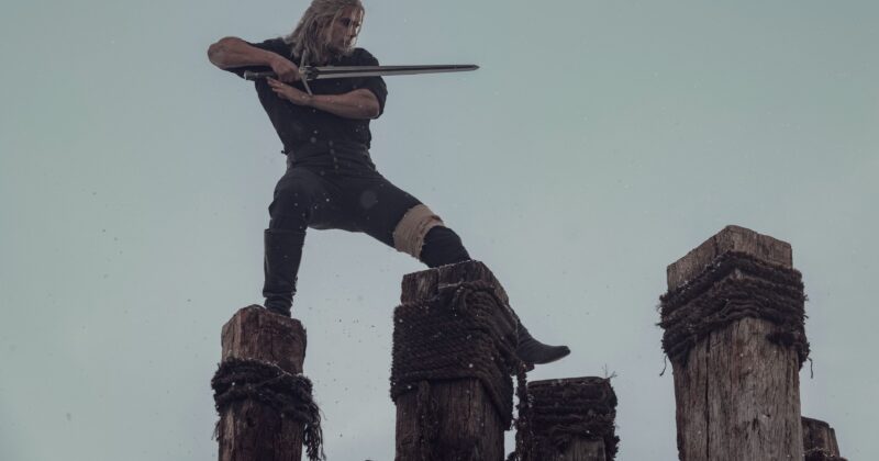 El Universo Fantástico de Netflix que Supera a The Witcher en Ambición y Alcance