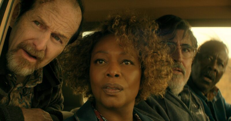 Alfre Woodard y Alfred Molina analizan las comparaciones entre The Boroughs y Stranger Things