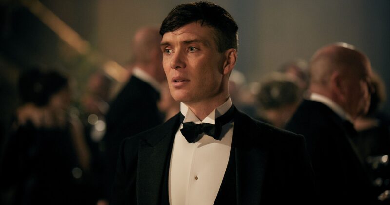 Cómo Peaky Blinders y Cillian Murphy Resucitaron una Tendencia Olvidada que Marcó la Moda Masculina