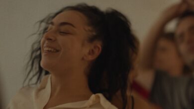 Erupcja: Charli XCX Brilla en un Viaje Europeo de Amor y Transformación Bajo la Sombra del Volcán