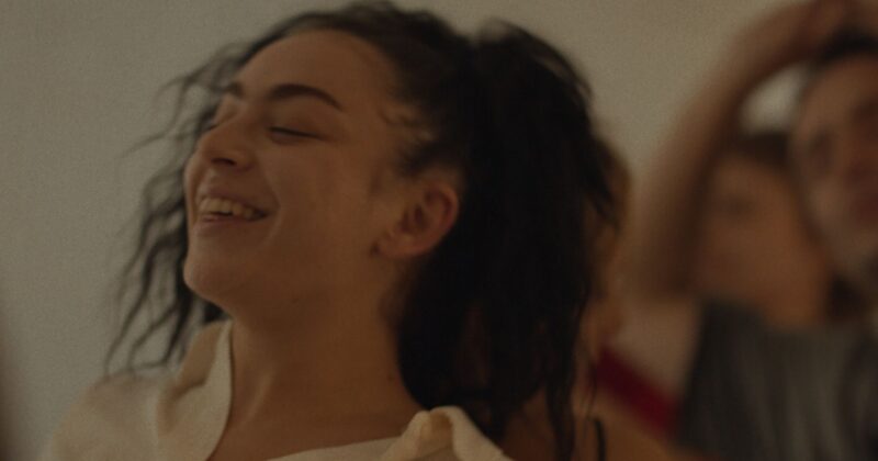 Erupcja: Charli XCX Brilla en un Viaje Europeo de Amor y Transformación Bajo la Sombra del Volcán