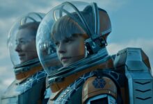 La evolución audaz de Dr. Smith: cómo el reboot de Lost in Space redefinió un villano icónico