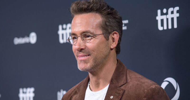 Welcome to Wrexham renueva por tres temporadas más: Ryan Reynolds y Rob McElhenney continúan transformando el fútbol británico