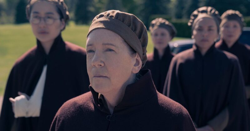 Bruce Miller revela los planes para múltiples temporadas del spin-off de The Handmaid's Tale, The Testaments