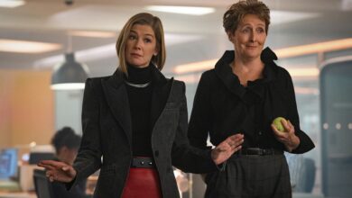 Rosamund Pike y Sacha Baron Cohen Revelan Cómo La Maternidad Transformó la Comedia Fantástica Ladies First