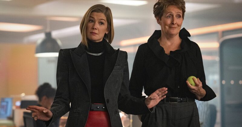 Rosamund Pike y Sacha Baron Cohen Revelan Cómo La Maternidad Transformó la Comedia Fantástica Ladies First