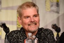 Tom Kane: El Legado Inmortal del Actor de Voz Detrás de Star Wars y Las Supernenas
