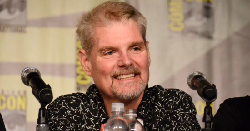 Tom Kane: El Legado Inmortal del Actor de Voz Detrás de Star Wars y Las Supernenas