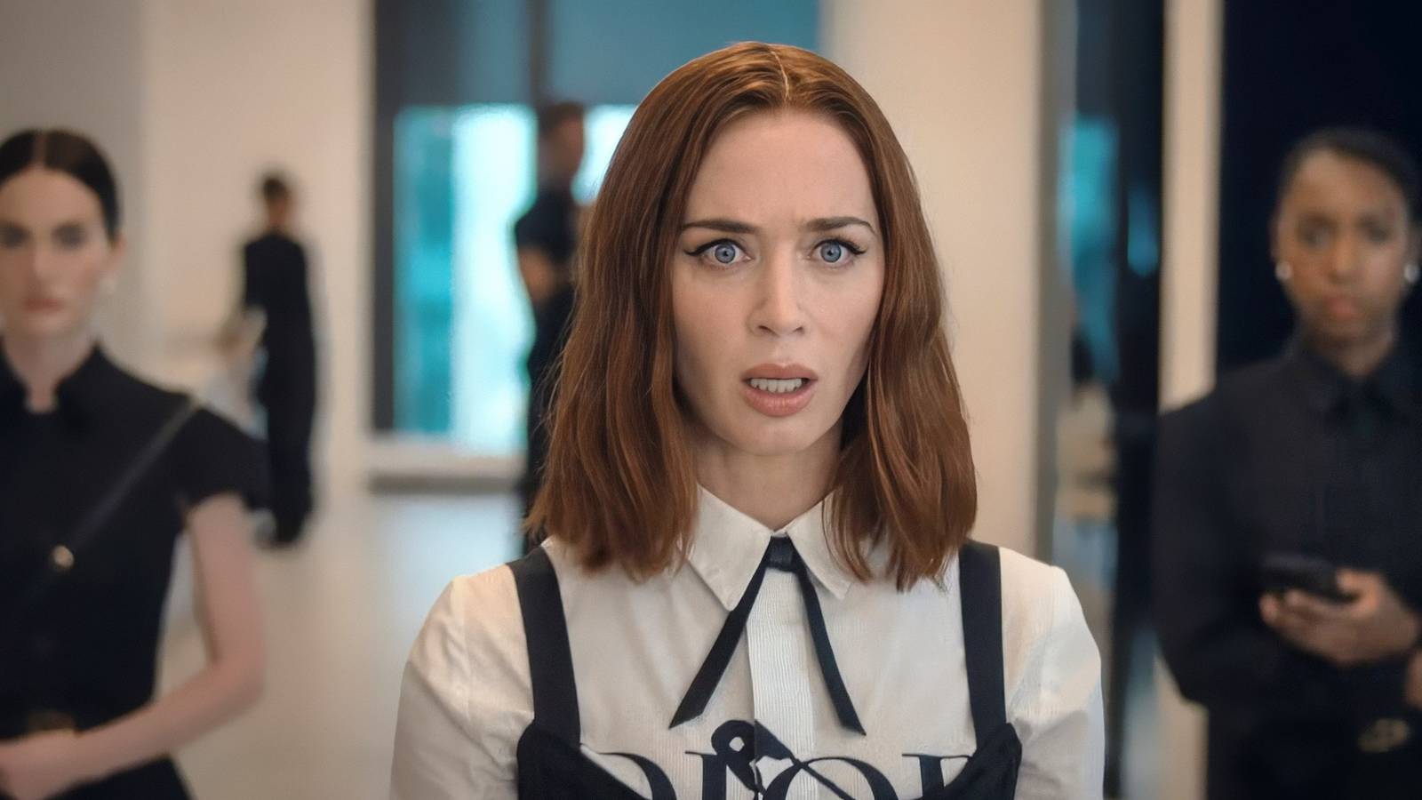 Escena de El Diablo viste a la Moda 2 con Emily en shock