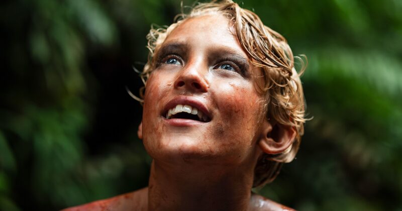 La nueva serie de Netflix basada en 'El Señor de las Moscas' es un thriller imprescindible para una maratón de una noche