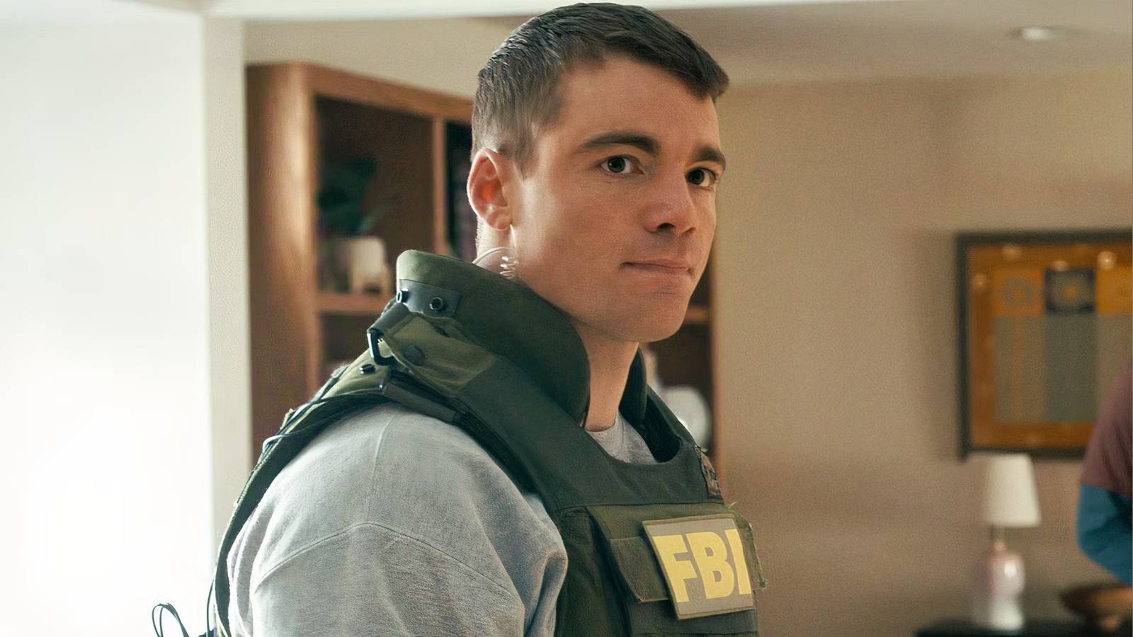 Gabriel Basso como Peter en The Night Agent temporada 3