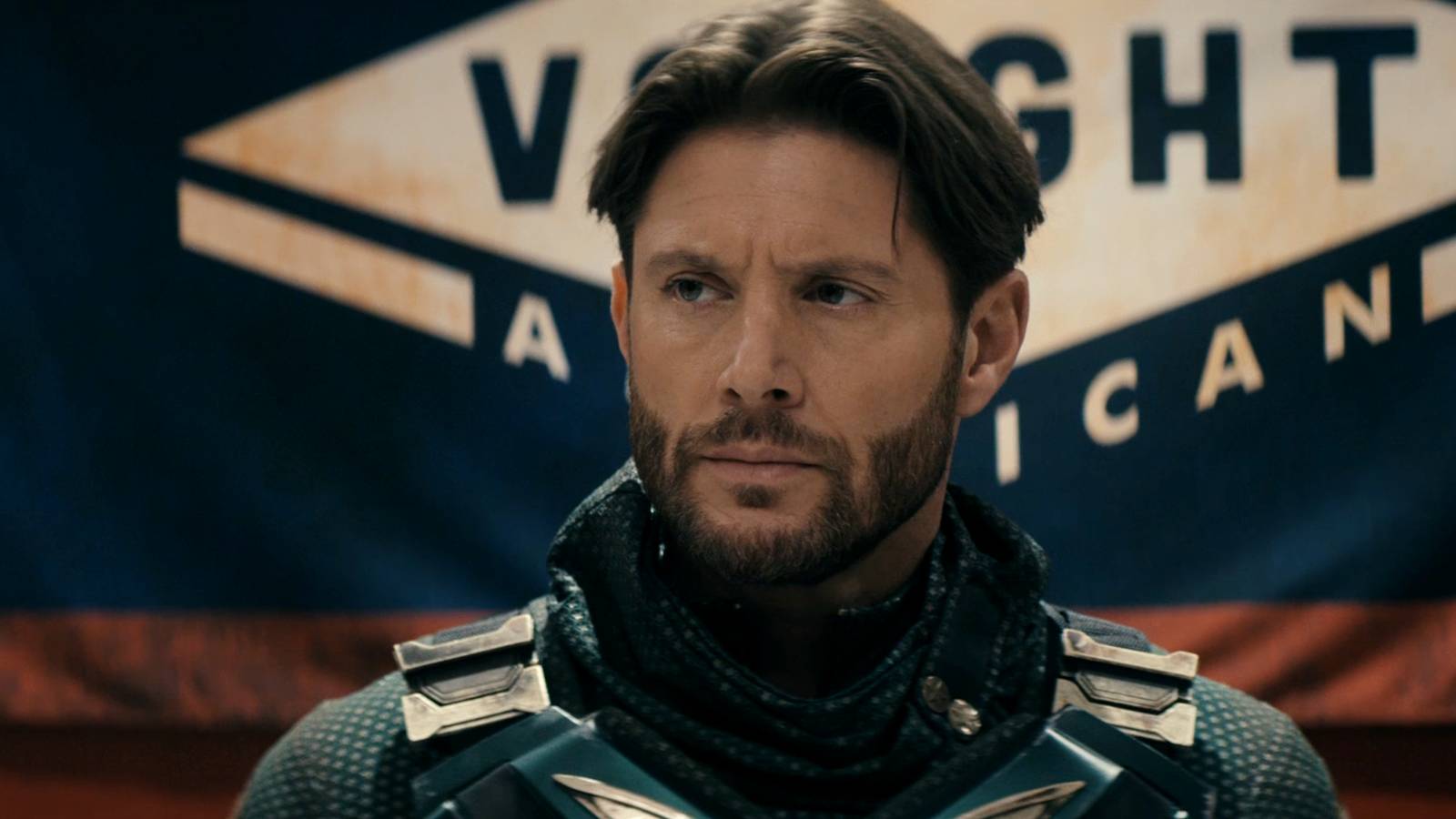 Jensen Ackles como Soldier Boy frente a un cartel de Vought en The Boys