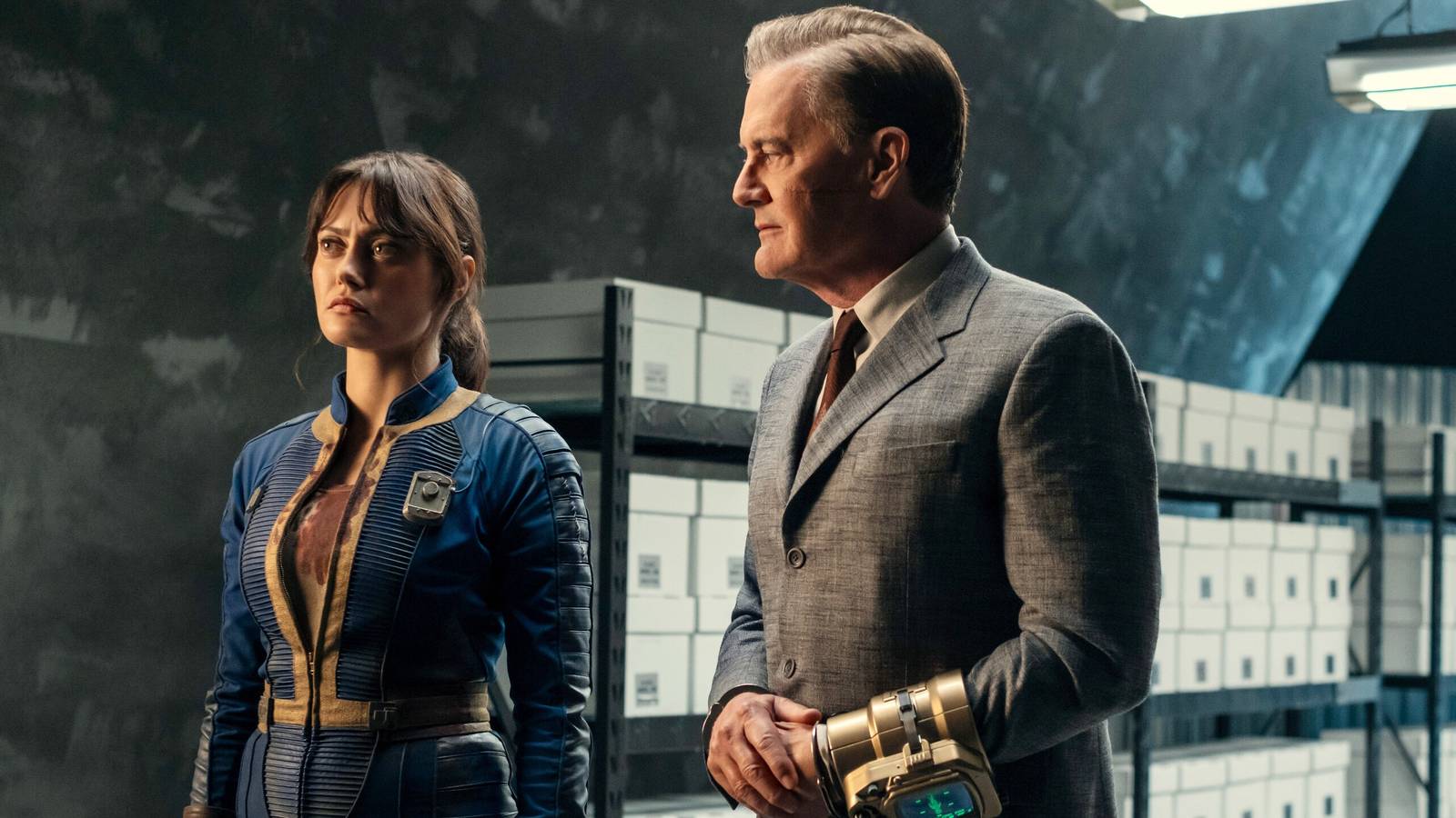 Lucy y Hank dentro de una bóveda secreta, temporada 2 de Fallout
