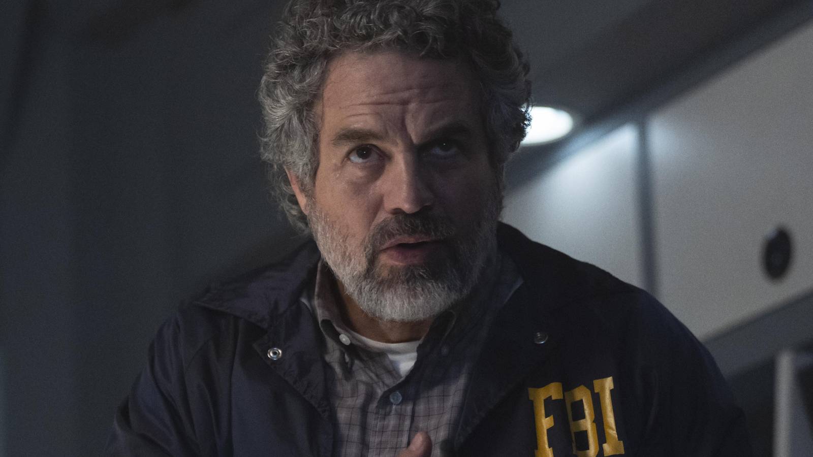 Mark Ruffalo vestido con chaqueta del FBI en Task