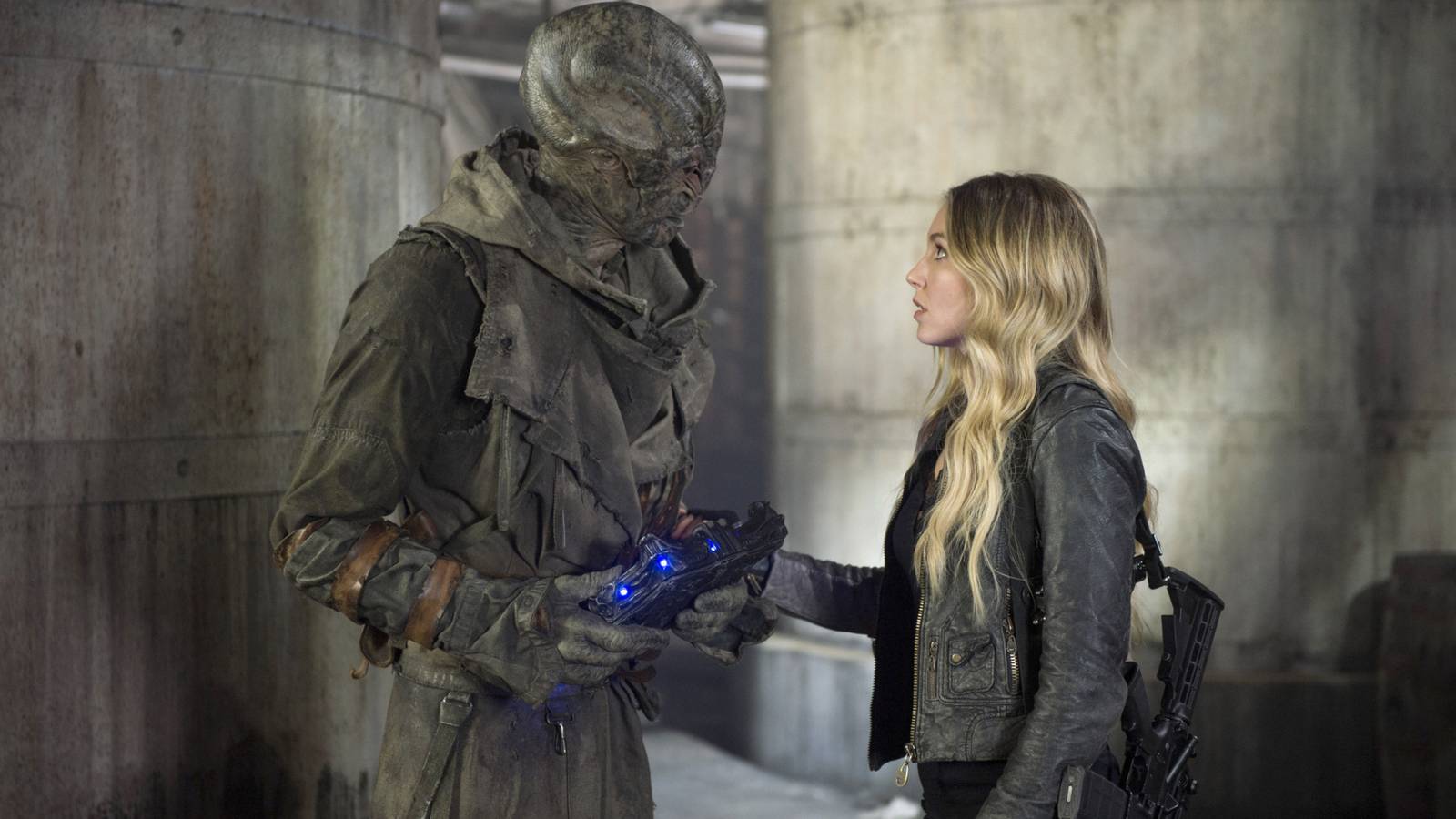 Escena de la temporada 5 de Falling Skies con Sarah Carter y Doug Jones