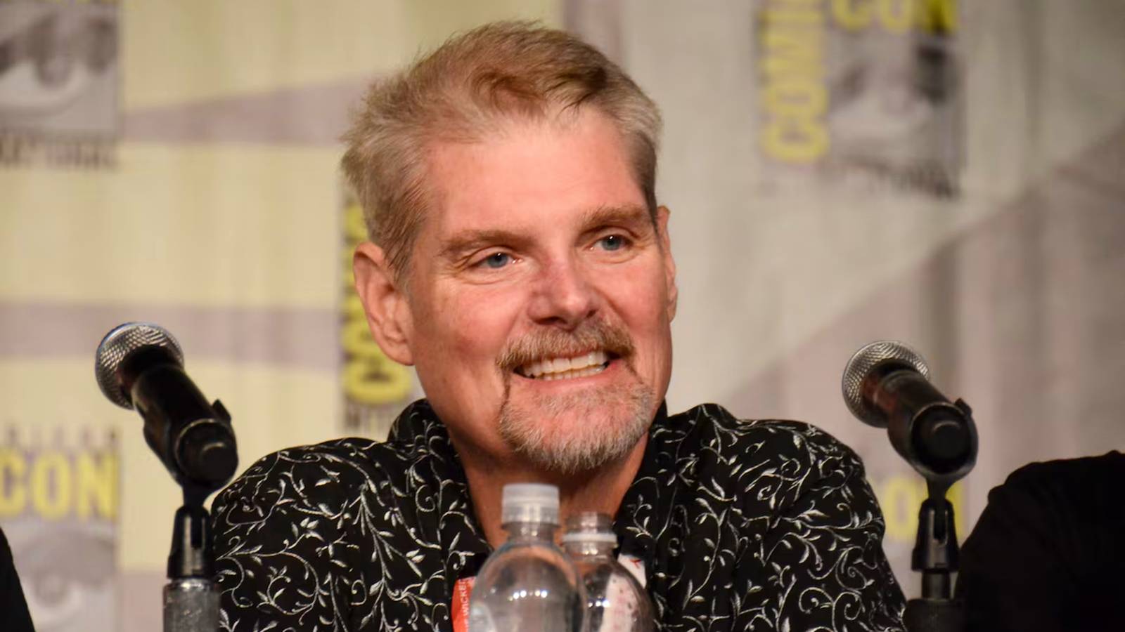 Tom Kane con un pastel de Yoda