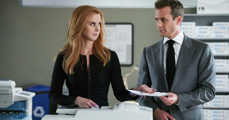 El Misterio del Ritual del Abrelatas de Harvey y Donna en Suits: Una Tradición Íntima sin Respuestas Definitivas