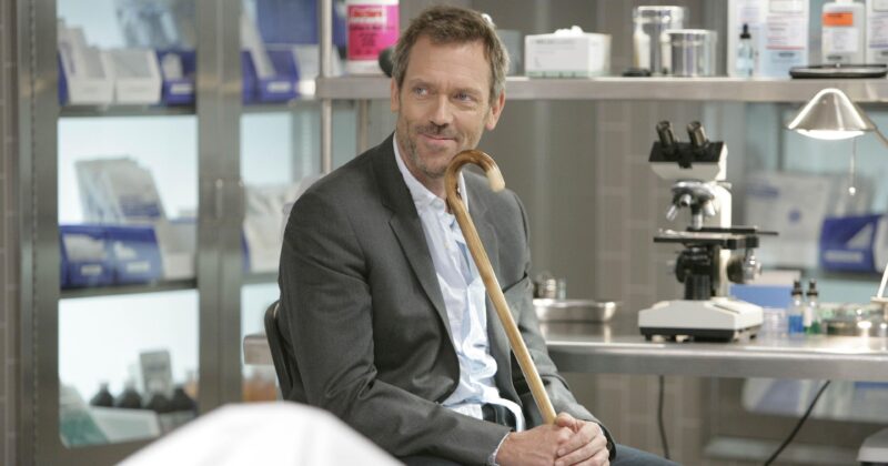 Hugh Laurie se disculpa tras polémica en redes por críticas a House M.D.
