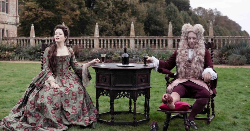 Claire Foy y Richard E. Grant protagonizan Savage House, una sátira histórica sobre la lucha por la redención familiar