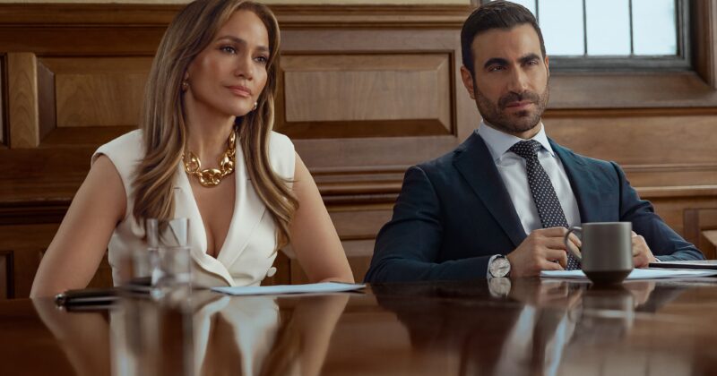 Office Romance: Jennifer Lopez y Brett Goldstein Brillan en la Comedia Romántica Más Atrevida de Netflix, Influenciada por el Meme de 2025