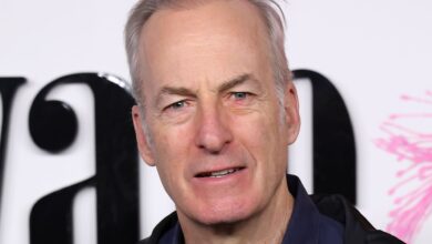Bob Odenkirk revive la icónica escena de Tommy Wiseau en el tráiler oficial de The Room Returns