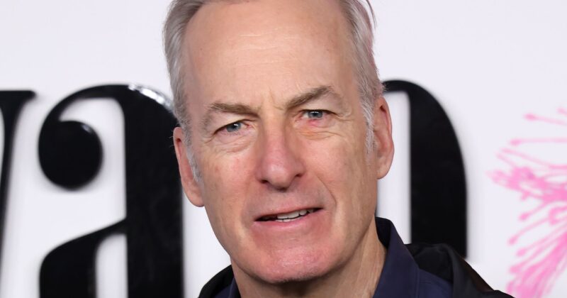 Bob Odenkirk revive la icónica escena de Tommy Wiseau en el tráiler oficial de The Room Returns