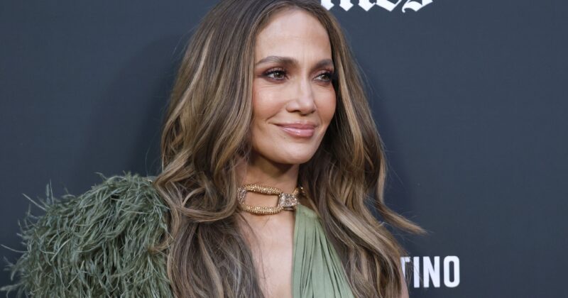 Jennifer Lopez triunfa en Netflix con la comedia romántica para adultos 'Office Romance'