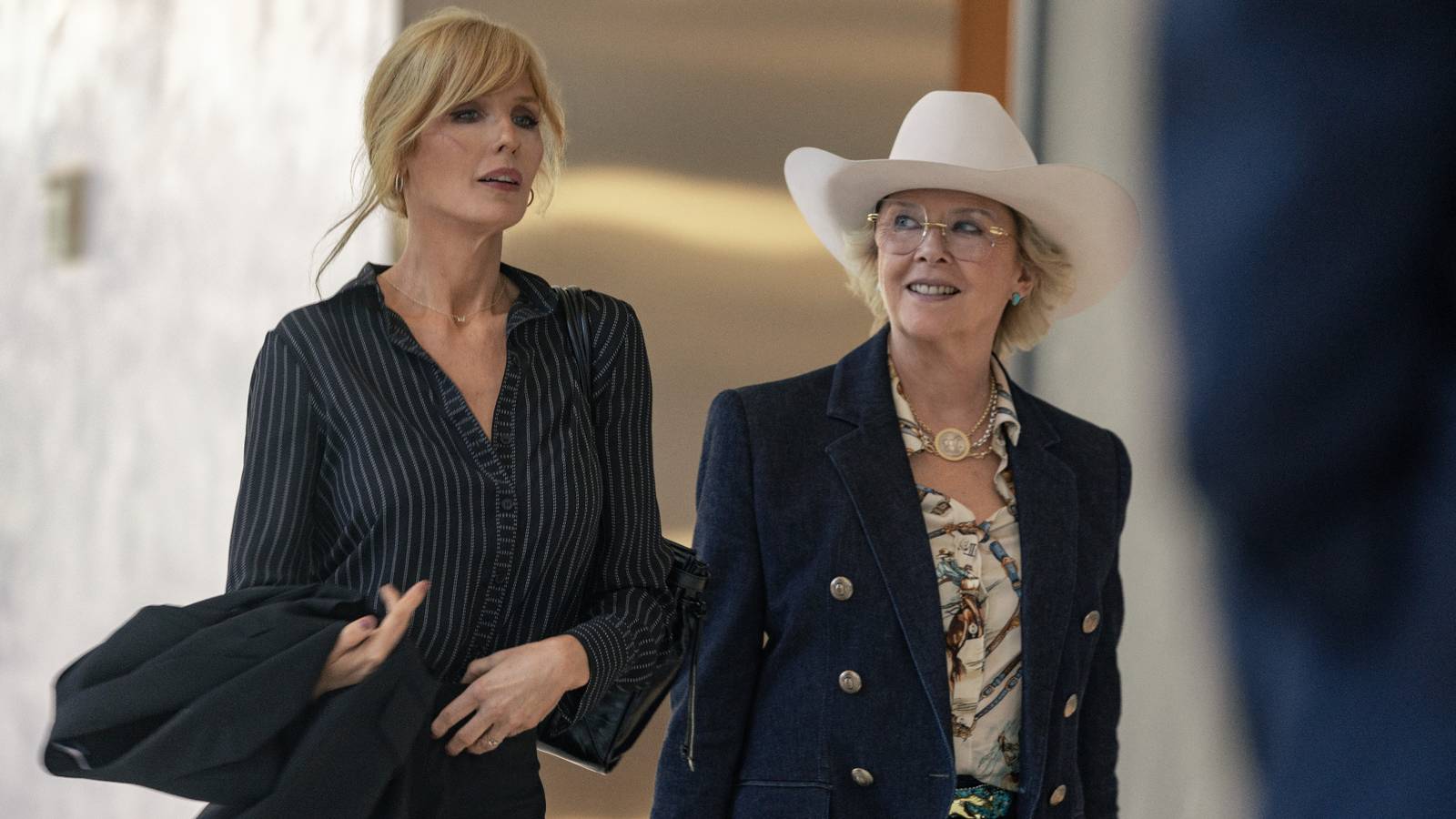 Beth Dutton y Beulah Jackson en Dutton Ranch