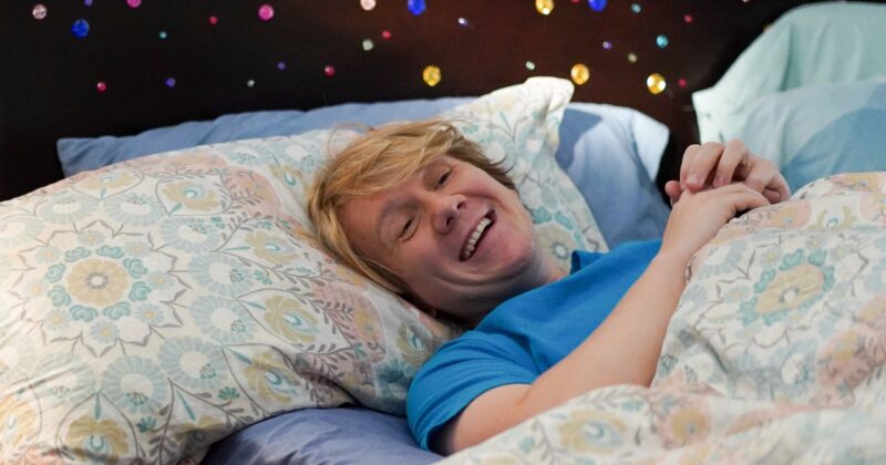 Todo lo que debes saber para descubrir Everything’s Gonna Be Okay, la comedia queer con 97% de aprobación crítica