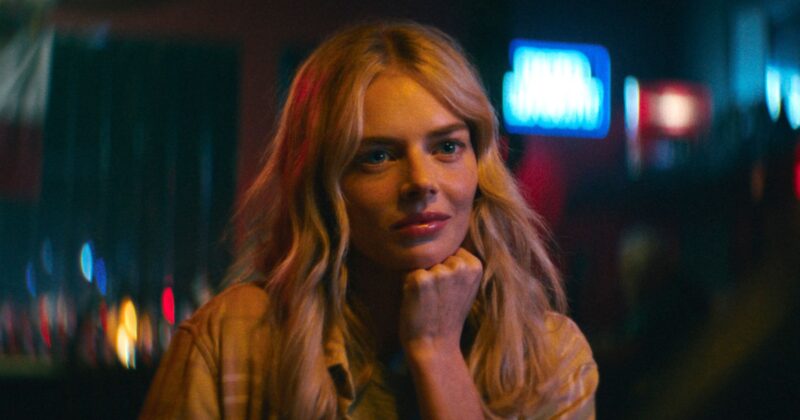 Samara Weaving Explora Nuevos Rumbos Emocionales en Carolina Caroline