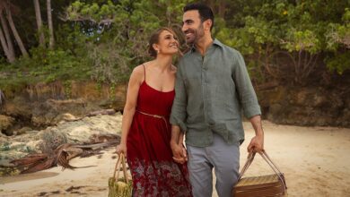 Jennifer Lopez y Brett Goldstein Revelan la Historia Real de su Encuentro en Office Romance